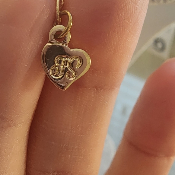 Elegant Gold Tone Shell Pendant Necklace - Picture 5 of 6